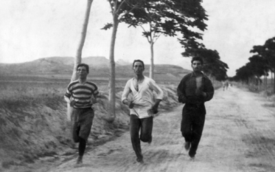 Entre o teto aeróbio, o custo invisível da persistência e a geometria histórica do rendimento humano: a maratona como experimento biológico integrado ao longo do sexo, da idade e do tempo