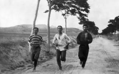 Entre o teto aeróbio, o custo invisível da persistência e a geometria histórica do rendimento humano: a maratona como experimento biológico integrado ao longo do sexo, da idade e do tempo